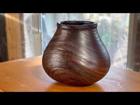 Richard Raffan turns green manna gum. — YouTube video thumbnail