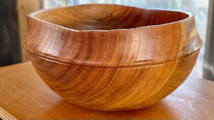 Richard Raffan turns a green manna gum calabash. — YouTube video thumbnail