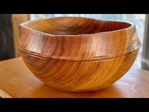 Richard Raffan turns a green manna gum calabash. — YouTube video thumbnail